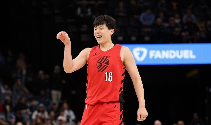 世俱杯官网-杨瀚森3中1仅2+1+1:末节被弃用躺赢 仍是边缘轮换球员