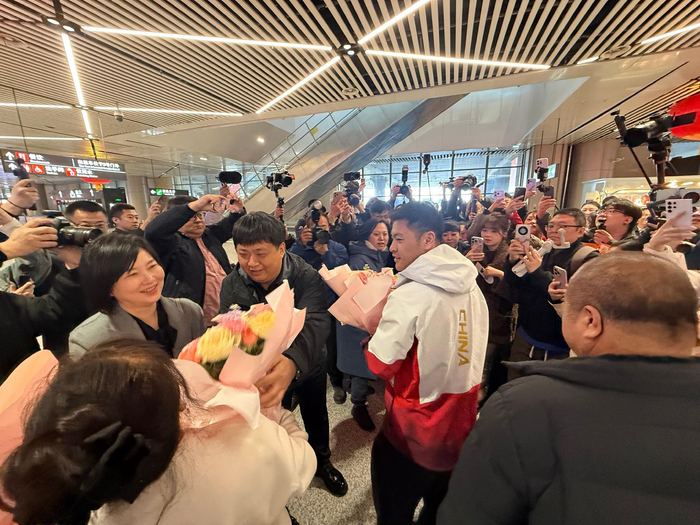 世俱杯赛程-速滑冠军宁忠岩载誉返乡,家乡民众热情接机|速度滑冰|冬奥会|米兰冬奥会|AC米兰|黑龙江_新浪体育_新浪新闻